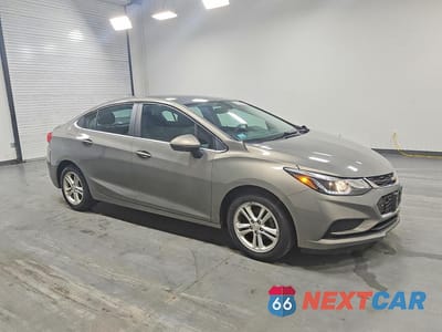 Czwarte zdjęcie samochodu z boku: 2017 CHEVROLET CRUZE LT VIN:1G1BE5SM9H7130135 - miniatura