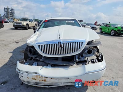 Piąte zdjęcie samochodu w środku: 2004 LINCOLN TOWN CAR EXECUTIVE VIN:1LNHM81W84Y624320 - miniatura