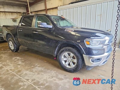 Czwarte zdjęcie samochodu z boku: 2022 RAM 1500 LARAMIE VIN:1C6SRFJM6NN130482 - miniatura