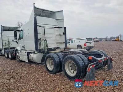Trzecie zdjęcie samochodu z tyłu: 2020 VOLVO VNR SEMI TRUCK VIN:4V4WC9EG0LN267338 - miniatura