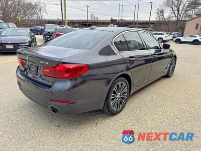 Czwarte zdjęcie samochodu z boku: 2018 BMW 530 XI VIN:WBAJA7C5XJWA73151 - miniatura