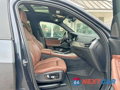 Piąte zdjęcie samochodu w środku: 2022 BMW X7 M50I VIN:5UXCX6C00N9J47458 - miniatura