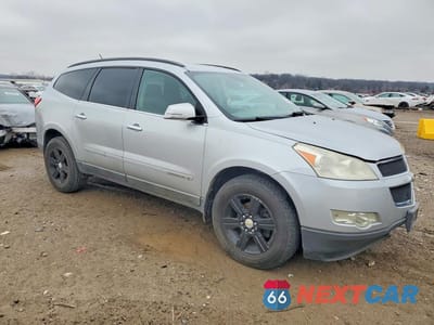 Czwarte zdjęcie samochodu z boku: 2009 CHEVROLET TRAVERSE LT VIN:1GNER23D99S130597 - miniatura