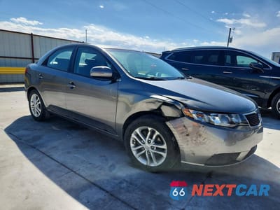 Czwarte zdjęcie samochodu z boku: 2012 KIA FORTE EX VIN:KNAFU4A29C5565678 - miniatura