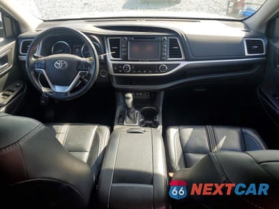 Zdjęcie 8 z 13 samochodu: 2017 TOYOTA HIGHLANDER SE VIN:5TDKZRFH2HS520581 - miniatura