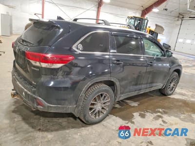 Trzecie zdjęcie samochodu z tyłu: 2017 TOYOTA HIGHLANDER HYBRID XLE VIN:5TDJGRFHXHS035817 - miniatura