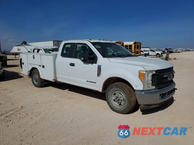 Czwarte zdjęcie samochodu z boku: 2017 FORD F350 SUPER DUTY UTILITY / SERVICE TRUCK VIN:1FD7X3ET8HEE35986 - miniatura