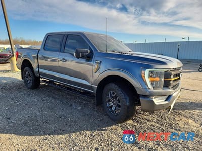 Czwarte zdjęcie samochodu z boku: 2023 FORD F150 SUPERCREW VIN:1FTFW1E57PFB08755 - miniatura