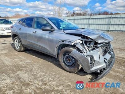 Czwarte zdjęcie samochodu z boku: 2024 CHEVROLET TRAX LS VIN:KL77LFE20RC213056 - miniatura
