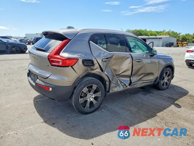 Trzecie zdjęcie samochodu z tyłu: 2020 VOLVO XC40 T5 INSCRIPTION VIN:YV4162UL2L2199898 - miniatura