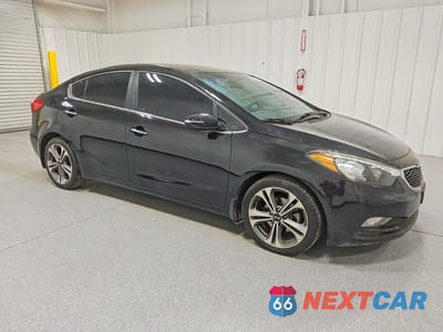 Czwarte zdjęcie samochodu z boku: 2016 KIA FORTE EX VIN:KNAFX4A82G5598152 - miniatura