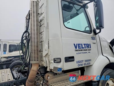Zdjęcie 9 z 10 samochodu: 2019 VOLVO VNR SEMI TRUCK VIN:4V4W19DF1KN217898 - miniatura
