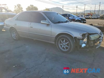 Czwarte zdjęcie samochodu z boku: 2000 TOYOTA CAMRY LE VIN:JT2BG22K9Y0454282 - miniatura