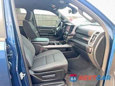 Piąte zdjęcie samochodu w środku: 2023 RAM 1500 BIG HORN VIN:1C6RRFFG0PN529196 - miniatura