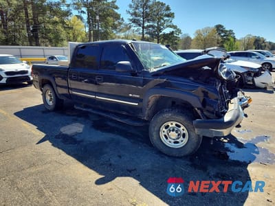 Czwarte zdjęcie samochodu z boku: 2004 CHEVROLET SILVERADO K2500 VIN:1GCGK23U94F105819 - miniatura