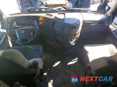 Piąte zdjęcie samochodu w środku: 2016 VOLVO VNL SEMI TRUCK VIN:4V4NC9EJ0GN948693 - miniatura