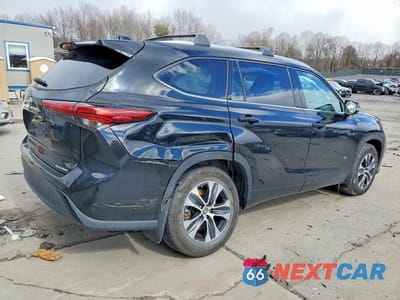 Trzecie zdjęcie samochodu z tyłu: 2022 TOYOTA HIGHLANDER XLE VIN:5TDGZRBH3NS578304 - miniatura