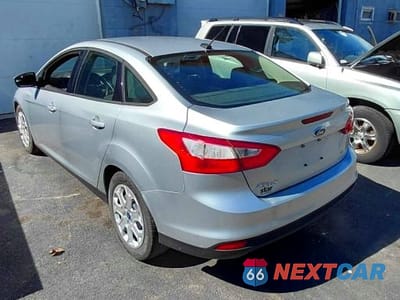 Trzecie zdjęcie samochodu z tyłu: 2012 FORD FOCUS SE VIN:1FAHP3F24CL223899 - miniatura