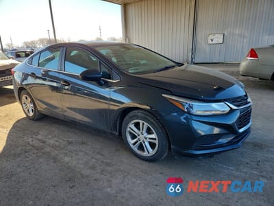 Czwarte zdjęcie samochodu z boku: 2018 CHEVROLET CRUZE LT VIN:1G1BE5SM1J7108409 - miniatura