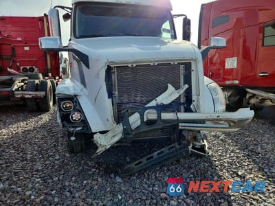 Zdjęcie 9 z 10 samochodu: 2016 VOLVO VNL SEMI TRUCK VIN:4V4NC9EJ2GN945777 - miniatura