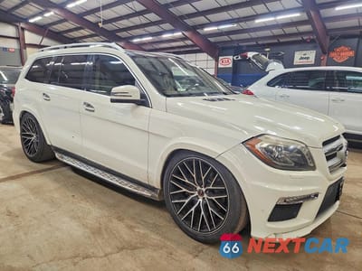 Czwarte zdjęcie samochodu z boku: 2013 MERCEDES-BENZ GL 550 4MATIC VIN:4JGDF7DE8DA150223 - miniatura
