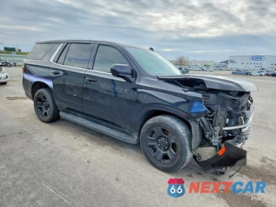 Czwarte zdjęcie samochodu z boku: 2022 CHEVROLET TAHOE C1500 VIN:1GNSCLED2NR245504 - miniatura
