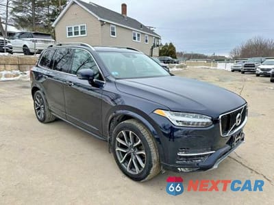 Czwarte zdjęcie samochodu z boku: 2019 VOLVO XC90 T6 MOMENTUM VIN:YV4A22PK9K1439533 - miniatura