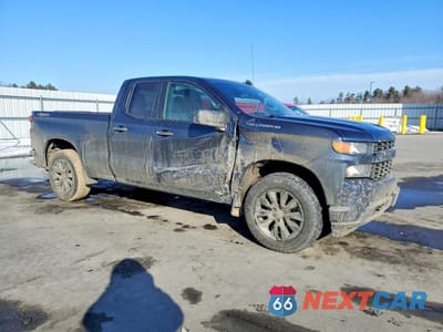 Czwarte zdjęcie samochodu z boku: 2021 CHEVROLET SILVERADO K1500 CUSTOM VIN:1GCRYBEK3MZ341822 - miniatura