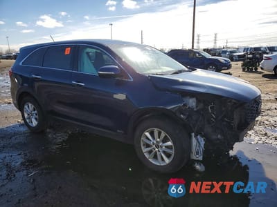 Czwarte zdjęcie samochodu z boku: 2019 KIA SORENTO LX V6 VIN:5XYPGDA58KG480510 - miniatura