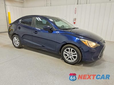 Czwarte zdjęcie samochodu z boku: 2017 TOYOTA YARIS IA BASE VIN:3MYDLBYV2HY162249 - miniatura