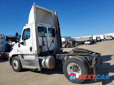 Trzecie zdjęcie samochodu z tyłu: 2016 FREIGHTLINER CASCADIA 1 - SEMI TRUCK VIN:1FUBGEDV2GLHC5753 - miniatura