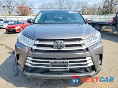 Piąte zdjęcie samochodu w środku: 2019 TOYOTA HIGHLANDER XLE VIN:5TDJZRFH7KS569228 - miniatura