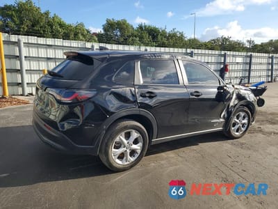 Trzecie zdjęcie samochodu z tyłu: 2025 HONDA HR-V LX VIN:3CZRZ1H35SM715822 - miniatura