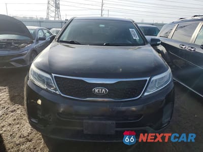Piąte zdjęcie samochodu w środku: 2014 KIA SORENTO LX VIN:5XYKT3A69EG479900 - miniatura