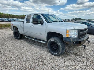 Czwarte zdjęcie samochodu z boku: 2013 CHEVROLET SILVERADO K1500 LT VIN:1GCRKSE77DZ402294 - miniatura