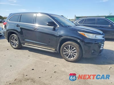 Czwarte zdjęcie samochodu z boku: 2019 TOYOTA HIGHLANDER LE PLUS VIN:5TDZZRFH5KS341232 - miniatura