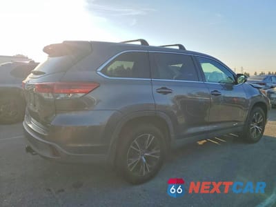 Trzecie zdjęcie samochodu z tyłu: 2019 TOYOTA HIGHLANDER LE VIN:5TDBZRFH4KS977478 - miniatura