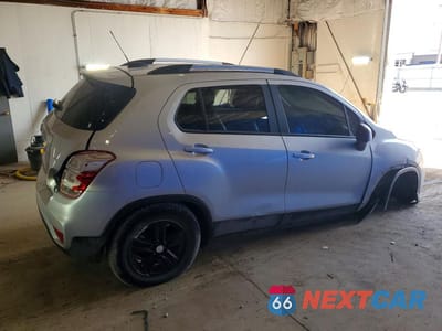 Trzecie zdjęcie samochodu z tyłu: 2022 CHEVROLET TRAX 1LT VIN:KL7CJPSM3NB537294 - miniatura