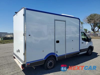 Trzecie zdjęcie samochodu z tyłu: 2020 FORD TRANSIT DELIVERY TRUCK VIN:1FDBW5Z88LKA75546 - miniatura