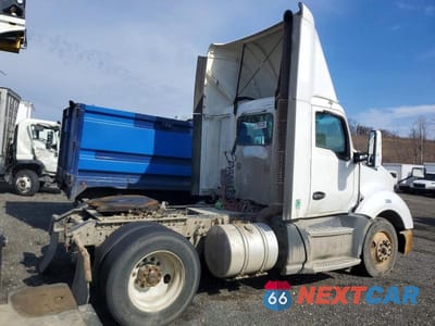 Czwarte zdjęcie samochodu z boku: 2016 KENWORTH T680 SEMI TRUCK VIN:1XKYA48X5GJ496690 - miniatura