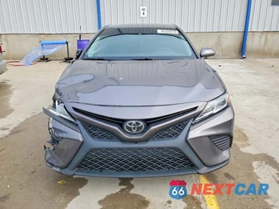 Piąte zdjęcie samochodu w środku: 2018 TOYOTA CAMRY SE VIN:4T1B11HK2JU141840 - miniatura