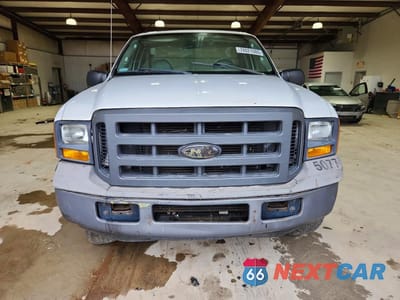 Piąte zdjęcie samochodu w środku: 2005 FORD F250 VIN:1FTNF21555EB72402 - miniatura