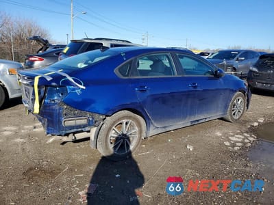 Trzecie zdjęcie samochodu z tyłu: 2023 KIA FORTE LXS VIN:3KPF24ADXPE565922 - miniatura