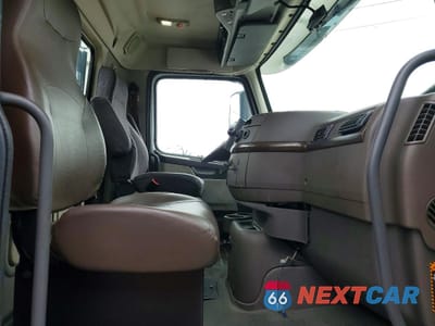Piąte zdjęcie samochodu w środku: 2017 VOLVO VNL SEMI TRUCK VIN:4V4N39TG5HN987983 - miniatura