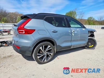 Trzecie zdjęcie samochodu z tyłu: 2022 VOLVO XC40 T5 R-DESIGN VIN:YV4162UM5N2693524 - miniatura