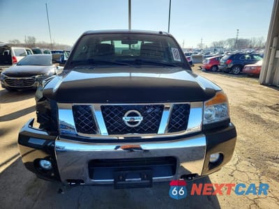Piąte zdjęcie samochodu w środku: 2014 NISSAN TITAN SV VIN:1N6AA0EC5EN514051 - miniatura