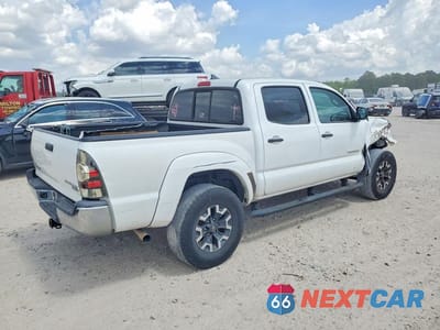 Trzecie zdjęcie samochodu z tyłu: 2015 TOYOTA TACOMA PRERUNNER VIN:5TFJX4GN5FX037974 - miniatura