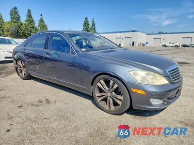 Czwarte zdjęcie samochodu z boku: 2007 MERCEDES-BENZ S 550 VIN:WDDNG71X07A109316 - miniatura