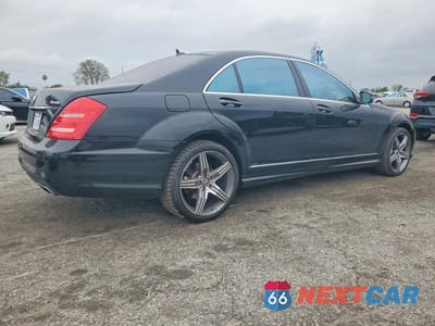 Trzecie zdjęcie samochodu z tyłu: 2013 MERCEDES-BENZ S 550 4MATIC VIN:WDDNG9EB7DA510089 - miniatura