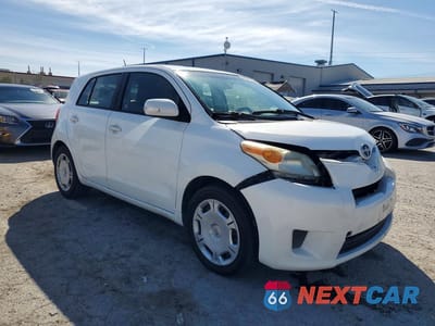 Czwarte zdjęcie samochodu z boku: 2012 SCION XD BASE VIN:JTKKU4B43C1017385 - miniatura
